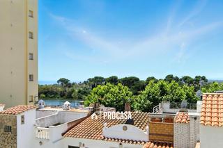 Pis  Muga. Luminoso apartamento con terraza y ascensor cerca del mar, empur