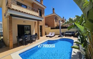 Xalet  Sector mestral. Casa con 4 dormitorios en sector residencial en empuriabrava