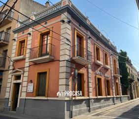 Chalet  Colom. Edificio de dos plantas en el centro de figueres con azotea priv