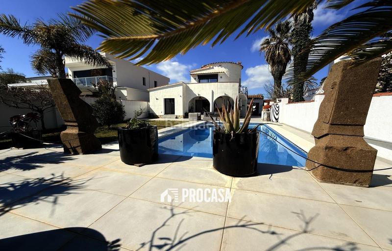 Foto 00617e40-0250-4ccb-b930-373cb0d0b799. Chalet casa renovada al canal con amarre privado a en Empuriabrava
