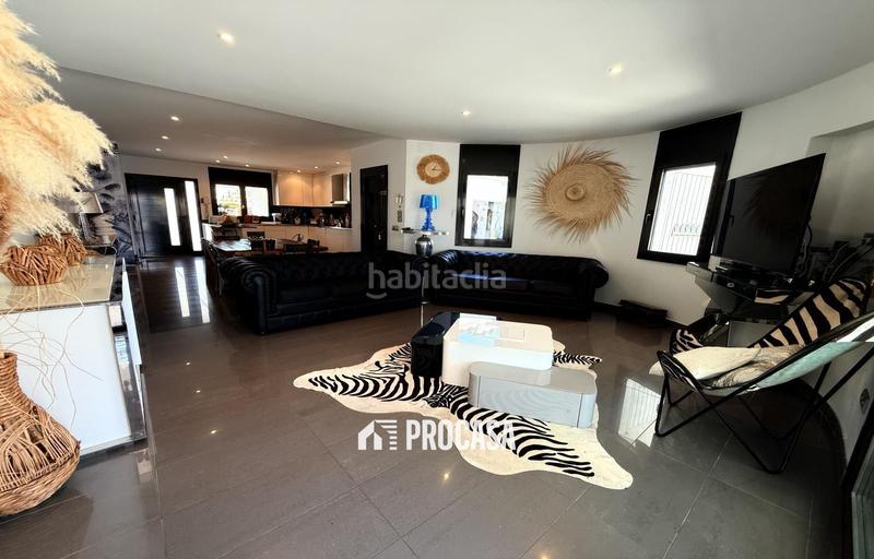 Foto 0617a93e-05f5-4eb5-b2dd-71316a646bb3. Chalet casa renovada al canal con amarre privado a en Empuriabrava