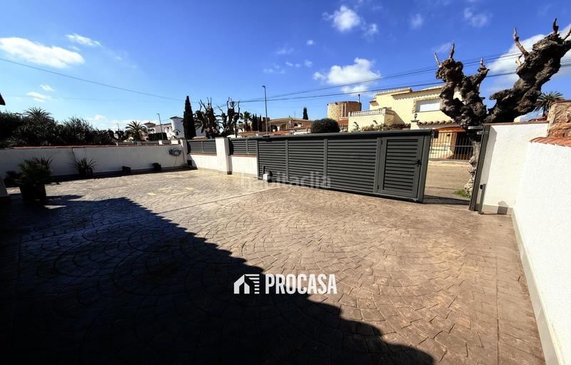 Foto 1e03135d-8a1d-48f0-a9a4-667f51261668. Chalet casa renovada al canal con amarre privado a en Empuriabrava