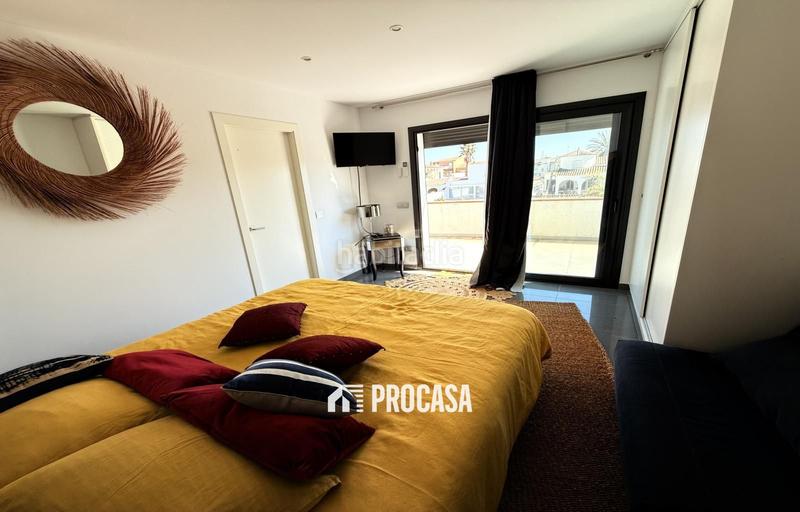 Foto 29e8c44a-914d-4647-a5e2-923d4b44adcf. Chalet casa renovada al canal con amarre privado a en Empuriabrava