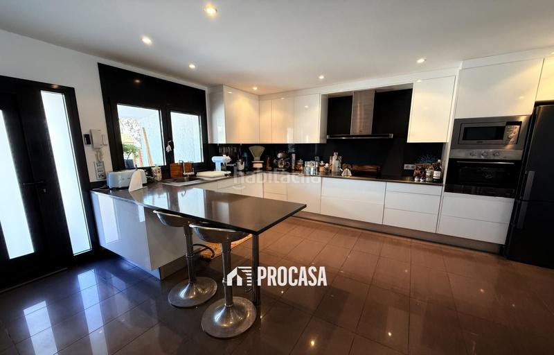 Foto 4a6b6fbb-4292-47c2-a142-33a4561e5107. Chalet casa renovada al canal con amarre privado a en Empuriabrava