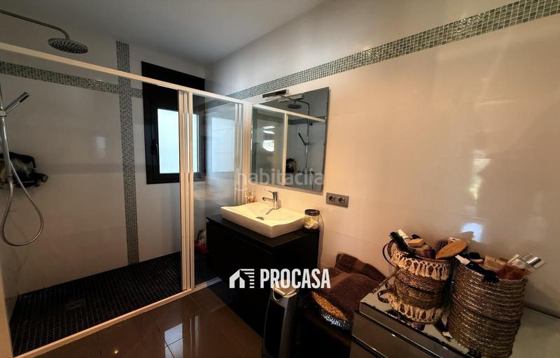 Foto 4b67feda-9450-4143-ad66-52efa4ea7850. Chalet casa renovada al canal con amarre privado a en Empuriabrava
