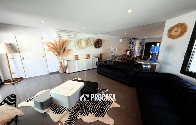Foto 4d566572-d05b-46b9-9ce7-27c5837b1884. Chalet casa renovada al canal con amarre privado a en Empuriabrava