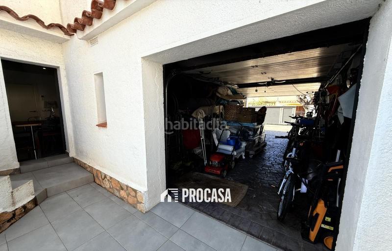 Foto 5a3f21a8-3e48-4491-bd53-670734e61009. Chalet casa renovada al canal con amarre privado a en Empuriabrava