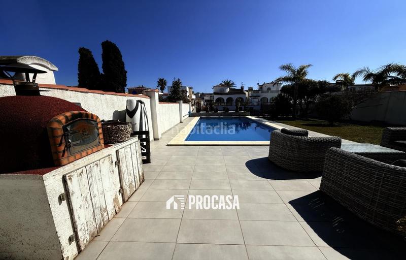 Foto 68eb9715-ba0f-44c5-be43-034cbff2f7e0. Chalet casa renovada al canal con amarre privado a en Empuriabrava