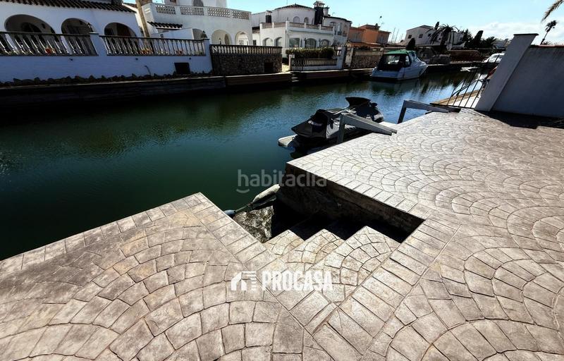 Foto 8547dfe3-7688-4570-85a2-efb5361d377e. Chalet casa renovada al canal con amarre privado a en Empuriabrava