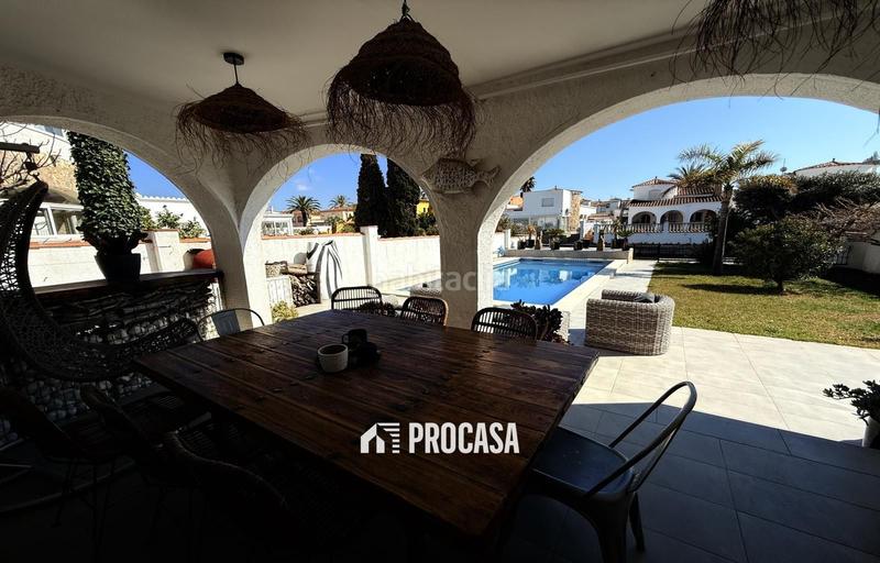 Foto 944f370a-5326-42bc-ad86-0cc109cf0257. Chalet casa renovada al canal con amarre privado a en Empuriabrava