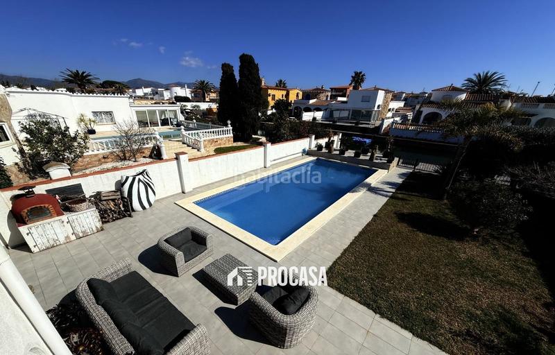 Foto 998b3dfb-d063-4312-bc8c-49a5e8e9e6db. Chalet casa renovada al canal con amarre privado a en Empuriabrava