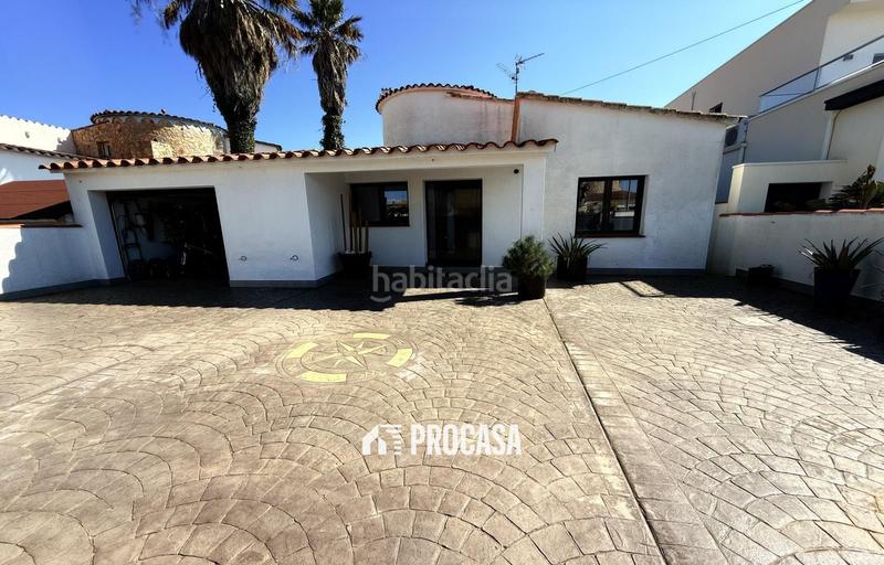 Foto a1673267-065b-4a27-9ee4-2fc5111b38e1. Chalet casa renovada al canal con amarre privado a en Empuriabrava