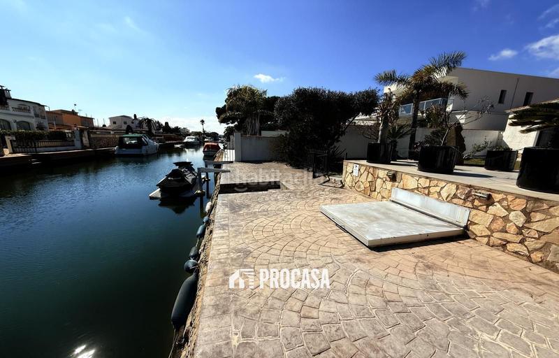 Foto a58899d4-ae14-47ab-bf2e-029c95fcfb0e. Chalet casa renovada al canal con amarre privado a en Empuriabrava