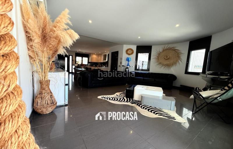Foto aaf91930-f89e-48a4-8358-fced29510f08. Chalet casa renovada al canal con amarre privado a en Empuriabrava