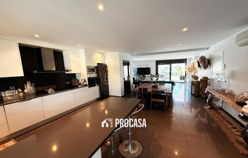 Foto ac0d85d7-7f6d-44b7-9285-c301253bf1b8. Chalet casa renovada al canal con amarre privado a en Empuriabrava