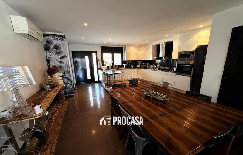 Foto b851a4dd-605a-4a80-bfd0-28fb0a793aaa. Chalet casa renovada al canal con amarre privado a en Empuriabrava