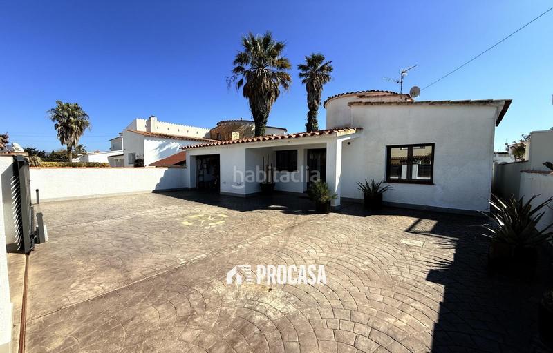 Foto c08c9077-cac5-4278-a29f-a4473f6ed7c1. Chalet casa renovada al canal con amarre privado a en Empuriabrava