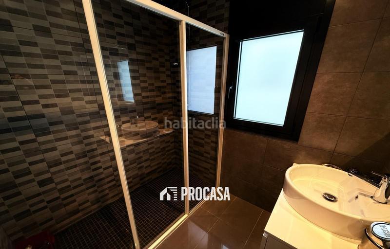 Foto c3e8e257-0344-4e2a-a158-23804a201c67. Chalet casa renovada al canal con amarre privado a en Empuriabrava