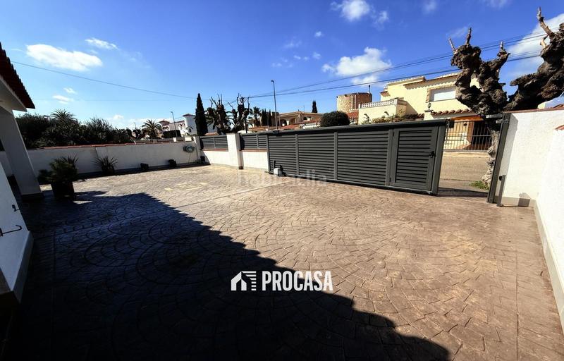 Foto cacc6372-f530-4663-a2cc-e97f7bff9b7e. Chalet casa renovada al canal con amarre privado a en Empuriabrava