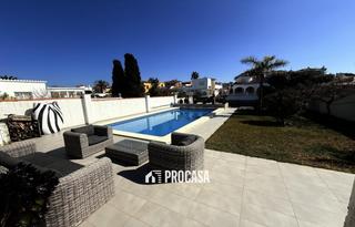 Xalet  Falconera. Casa renovada al canal con amarre privado a empuriabrava