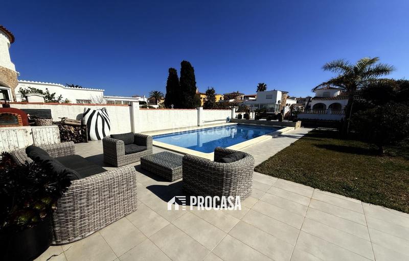 Foto e4703e44-93f3-4fc2-a5d0-89b95ca1eb72. Chalet casa renovada al canal con amarre privado a en Empuriabrava