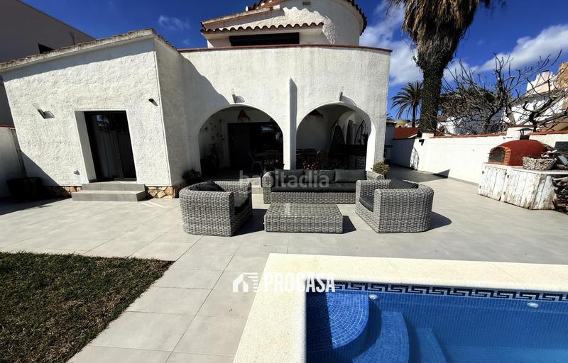 Foto ea13d125-6b4c-4f1a-85f3-dcf5cee91cd7. Chalet casa renovada al canal con amarre privado a en Empuriabrava