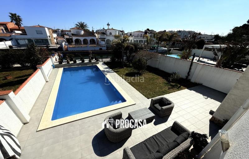 Foto ec078377-5cae-4eb5-9012-72bde456aef5. Chalet casa renovada al canal con amarre privado a en Empuriabrava