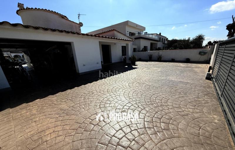 Foto ee38d074-5b4c-4b33-b307-dc2881adfeac. Chalet casa renovada al canal con amarre privado a en Empuriabrava