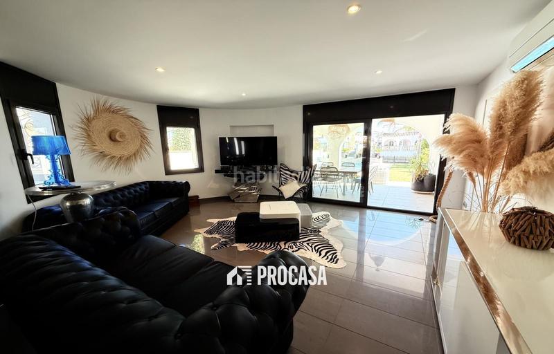 Foto ffb19a8f-6e6a-407d-bb50-86c7b6461266. Chalet casa renovada al canal con amarre privado a en Empuriabrava