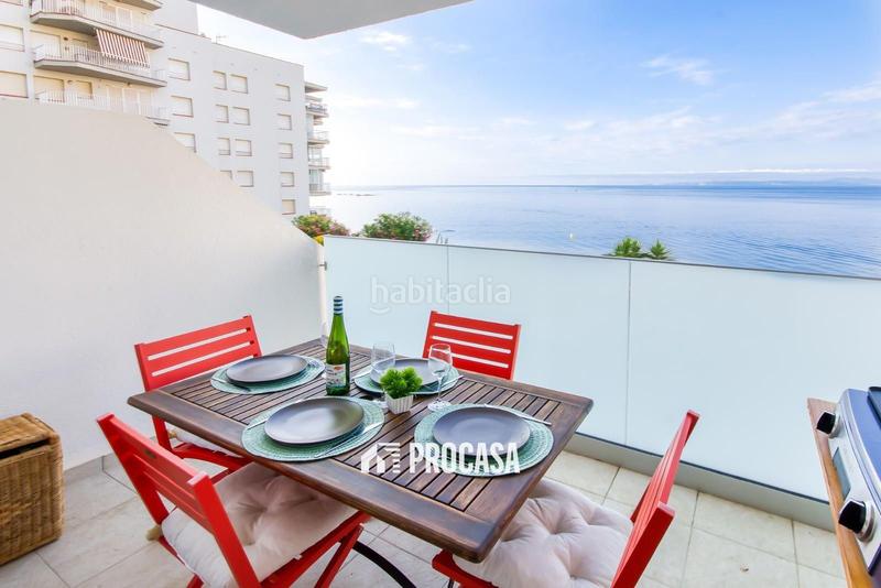 Foto a72f9ecf-b006-444b-bf37-5aa993bd0241. Piso apartamento reformado con vistas al mar y licencia turística, en Roses