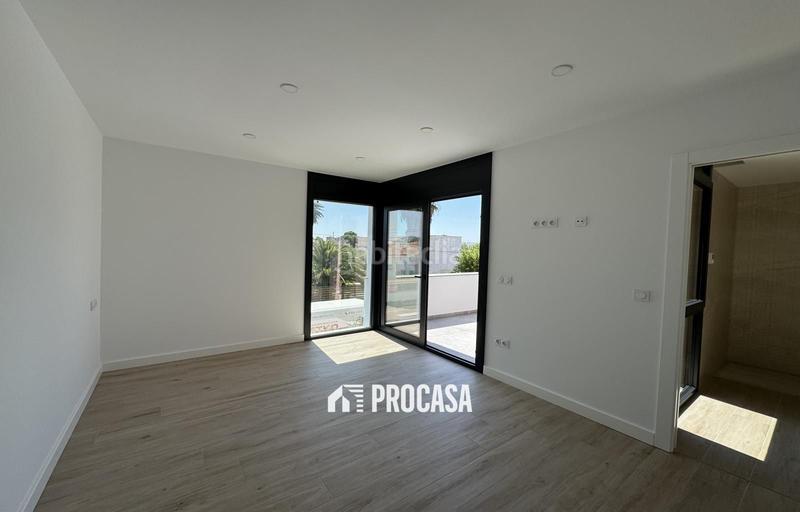 Foto 012e0b4c-a6e8-4f7c-ab98-42a8f1037e97. Chalet casa de nueva construcción en canal con amarre de 12m en Empuriabrava