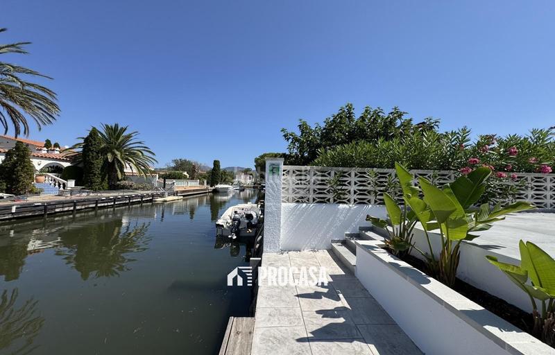 Foto 11e08bf7-d1c2-4b21-b3c0-18ea17652b42. Chalet casa de nueva construcción en canal con amarre de 12m en Empuriabrava