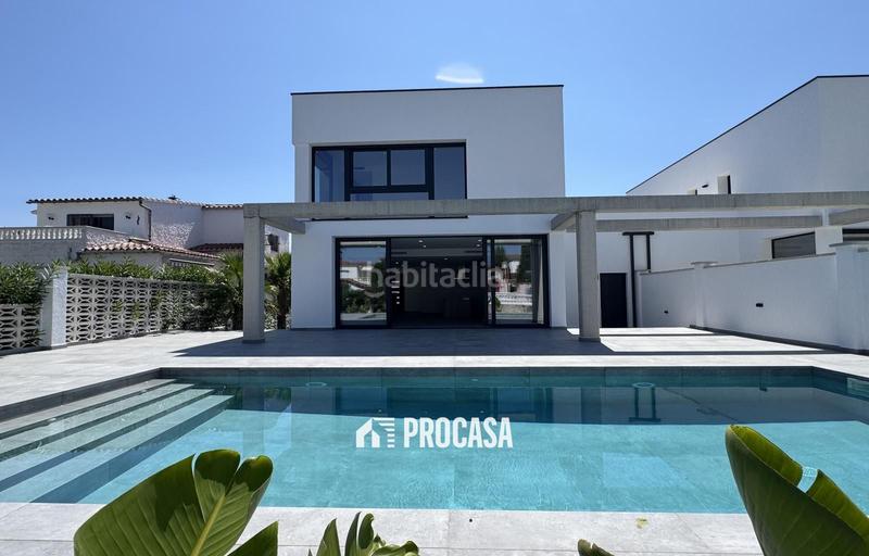 Foto 1f04325d-241e-4589-83af-0022de6debd3. Chalet casa de nueva construcción en canal con amarre de 12m en Empuriabrava