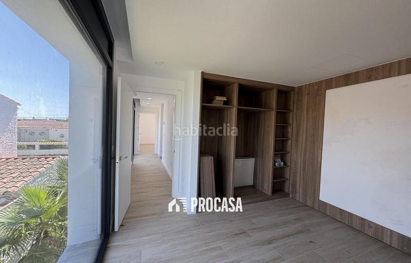 Foto 40c9c574-80ca-4f60-ab15-1d6b7d4897cd. Chalet casa de nueva construcción en canal con amarre de 12m en Empuriabrava