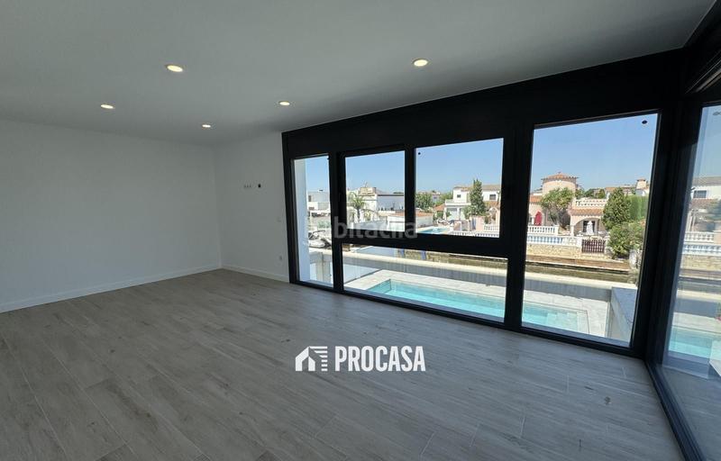 Foto 45835df7-e4ea-4844-8978-93e3068f69f6. Chalet casa de nueva construcción en canal con amarre de 12m en Empuriabrava