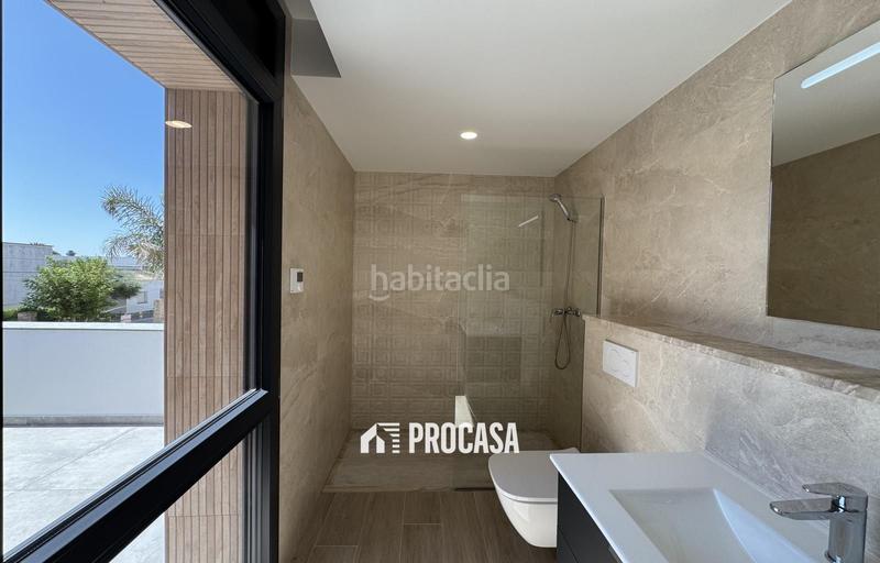 Foto 56eb1df6-7e5b-4f9d-a876-d87dcad4e887. Chalet casa de nueva construcción en canal con amarre de 12m en Empuriabrava