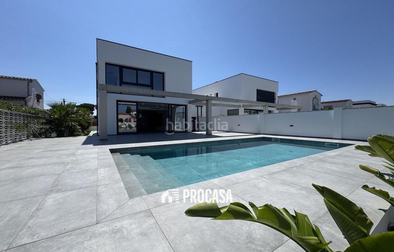 Foto 6d164e4e-62dd-4375-a08a-c6818586661f. Chalet casa de nueva construcción en canal con amarre de 12m en Empuriabrava