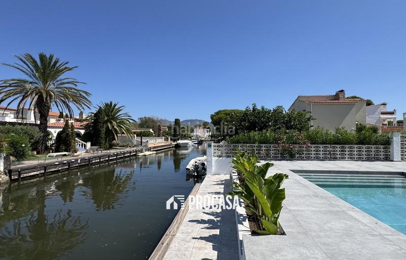 Foto 715c528d-9d14-4fbe-bd50-aff77c117e68. Chalet casa de nueva construcción en canal con amarre de 12m en Empuriabrava