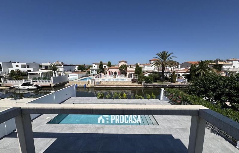Foto 80f4ad88-f107-441c-b7b1-7920a23da90e. Chalet casa de nueva construcción en canal con amarre de 12m en Empuriabrava