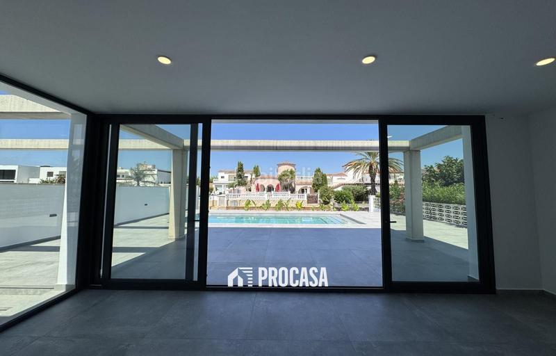 Foto 832f606f-0f0b-4319-a31c-64dd1c563f2d. Chalet casa de nueva construcción en canal con amarre de 12m en Empuriabrava