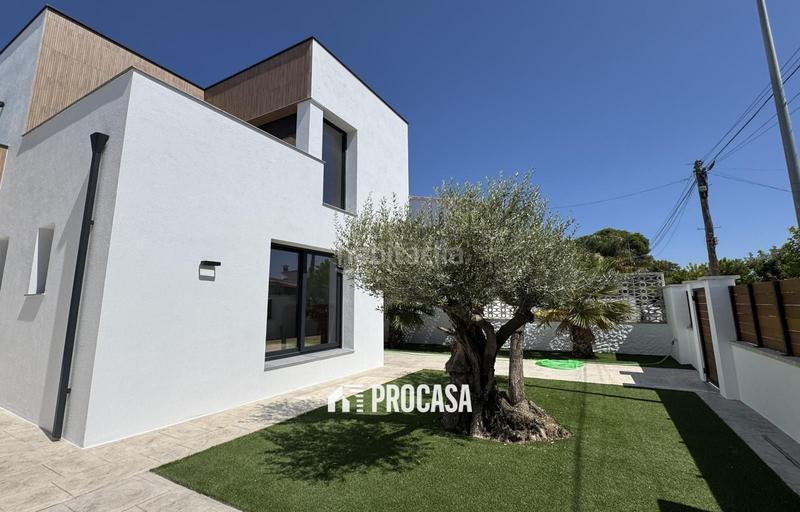 Foto 907b6644-dddc-4acc-8d2f-3b67fee02f37. Chalet casa de nueva construcción en canal con amarre de 12m en Empuriabrava