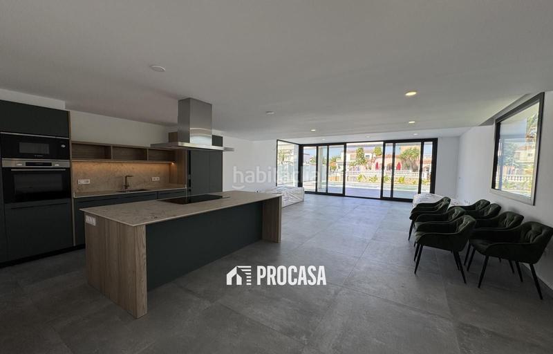Foto 91c31400-518b-4555-9913-a8820686e999. Chalet casa de nueva construcción en canal con amarre de 12m en Empuriabrava