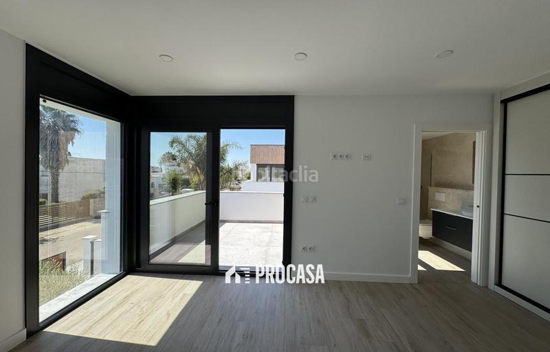 Foto 92c3ce14-c496-4621-89c2-761c5653668e. Chalet casa de nueva construcción en canal con amarre de 12m en Empuriabrava
