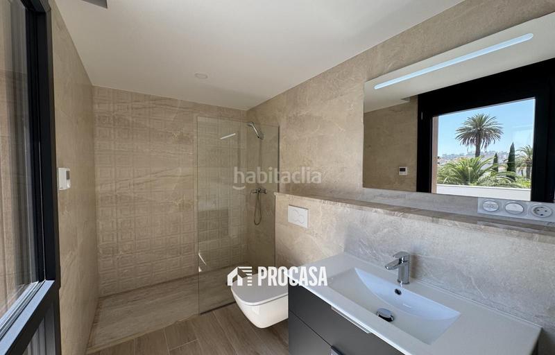 Foto 956a6d51-98ce-4e1b-8465-f262472b06e0. Chalet casa de nueva construcción en canal con amarre de 12m en Empuriabrava