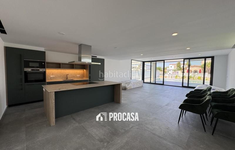 Foto 9673d4aa-8026-4f2e-a453-3ce5a69e9809. Chalet casa de nueva construcción en canal con amarre de 12m en Empuriabrava