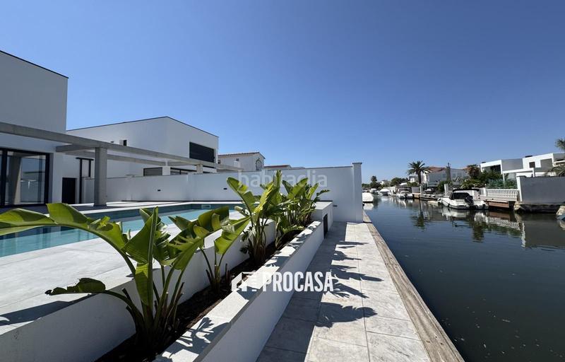 Foto 9ea2fffa-fdfb-426b-9578-122ce80b1ef1. Chalet casa de nueva construcción en canal con amarre de 12m en Empuriabrava