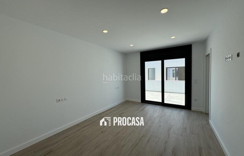 Foto a1f03c50-5d05-4a2d-896f-43e8139947f5. Chalet casa de nueva construcción en canal con amarre de 12m en Empuriabrava