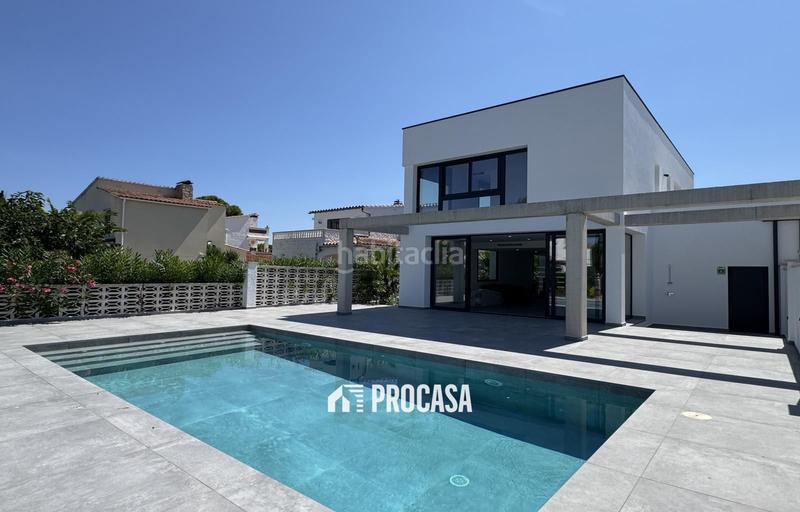 Foto a7524219-6531-4b35-a357-7ea3633b7cca. Chalet casa de nueva construcción en canal con amarre de 12m en Empuriabrava