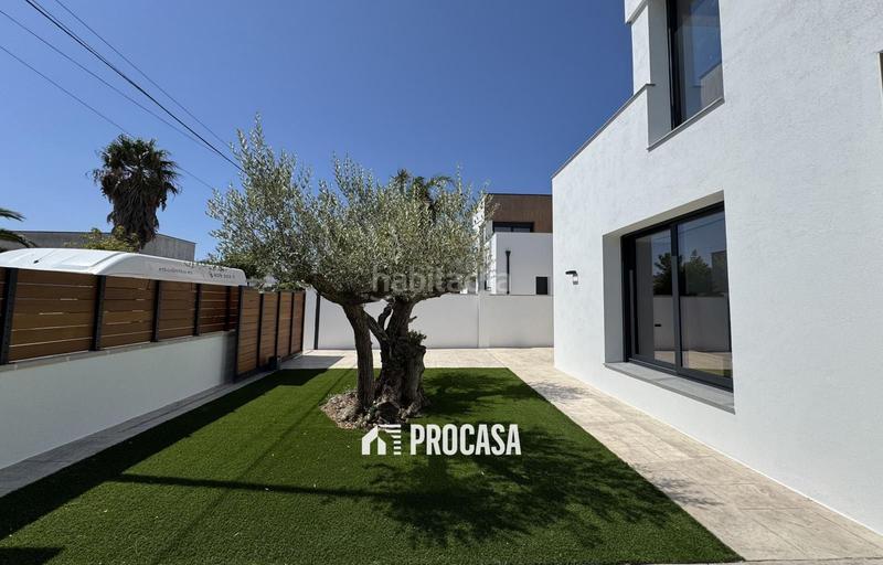 Foto b0123984-c894-484b-a9d1-40918f1690e3. Chalet casa de nueva construcción en canal con amarre de 12m en Empuriabrava