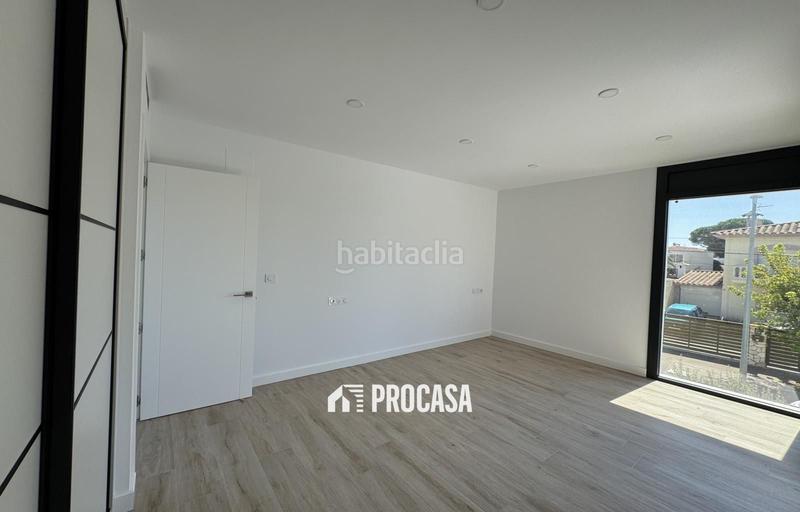 Foto b158e3c1-49e2-48e8-8ac9-9d7c9886cace. Chalet casa de nueva construcción en canal con amarre de 12m en Empuriabrava